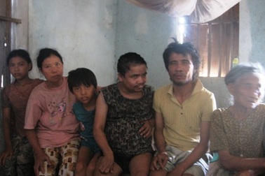 Cuộc sống thiếu thốn của hai chị em có cha mù, mẹ ngớ ngẩn