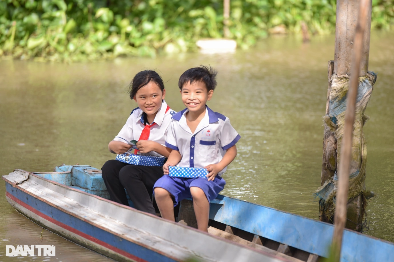 Thêm cây cầu Dân trí giúp con trẻ thoát cảnh bơi xuồng qua sông - 2 Thêm cây cầu Dân trí giúp con trẻ thoát cảnh bơi xuồng qua sông - 2