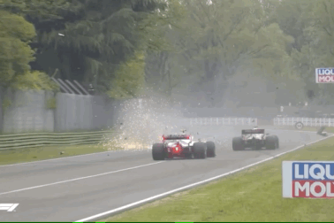 Chặng 2 đầy sự cố, Hamilton bị "dằn mặt" ngay từ khúc cua đầu tiên