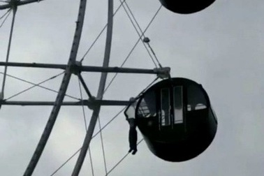 Bé 5 tuổi trèo ra khỏi đu quay khổng lồ, bị kẹt lơ lửng giữa không trung