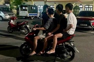 Tạm giữ nhóm "quái xế" xịt hơi cay tấn công người đi đường ở Hải Phòng