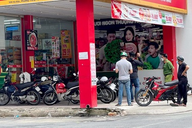 Truy bắt kẻ cướp tiền tại cửa hàng tiện lợi ở TPHCM