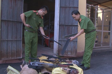 Bắt giữ gần 200 thanh đao và bình xịt hơi cay nhập lậu