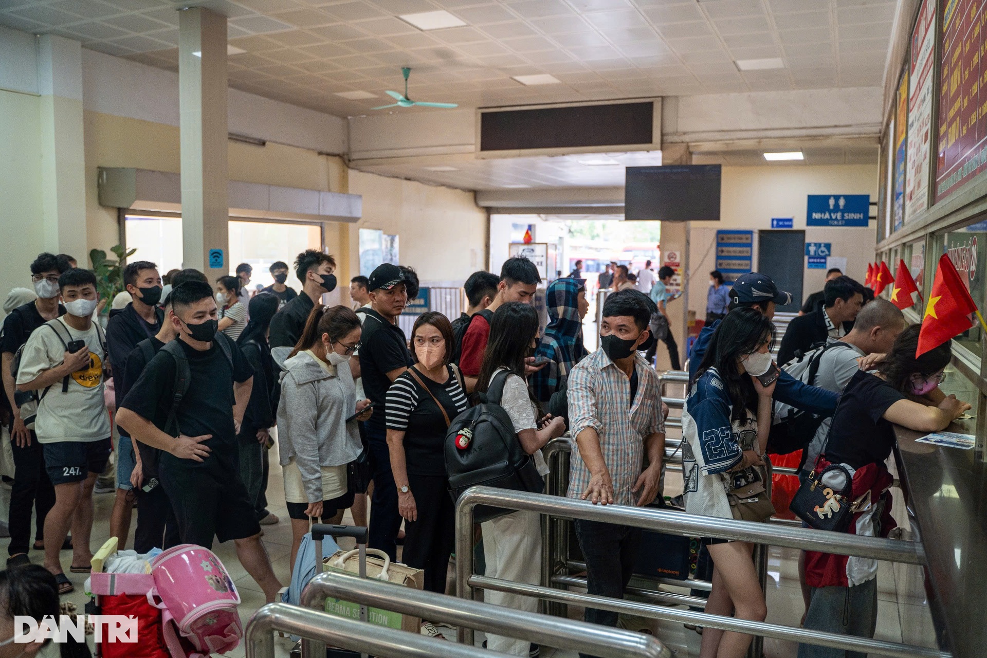 Đông nghịt người về quê nghỉ lễ 30/4, Vành đai 3 trên cao ùn tắc hơn 5km - 10 Đông nghịt người về quê nghỉ lễ 30/4, Vành đai 3 trên cao ùn tắc hơn 5km - 10