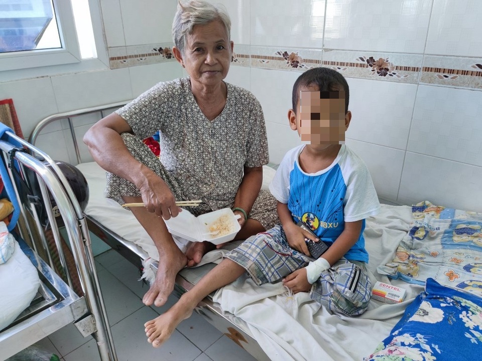 Nhiều bệnh nhi bị sốt, nôn ói, đau đầu dữ dội do nhiễm sán chó - 2 Nhiều bệnh nhi bị sốt, nôn ói, đau đầu dữ dội do nhiễm sán chó - 2