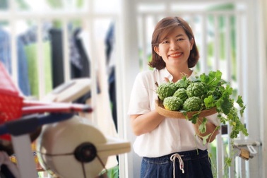 Vườn toàn rau, trái lạ, thu hoạch "mỏi tay" của người phụ nữ ở Quảng Nam