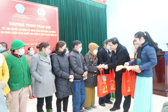 Trao quà Tết và hỗ trợ sinh kế cho người dân chịu ảnh hưởng thiên tai tại miền Trung - Ảnh 1. Trao quà Tết và hỗ trợ sinh kế cho người dân chịu ảnh hưởng thiên tai tại miền Trung - Ảnh 1.