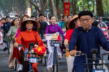 Hàng trăm người mặc áo dài, đạp xe diễu hành trên đường phố Hà Nội