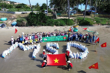 Hàng tấn rác thải tại Phan Thiết được các tình nguyện viên MSD thu gom