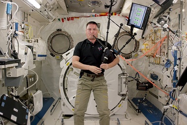 Phi hành gia thổi kèn trên trạm vũ trụ ISS