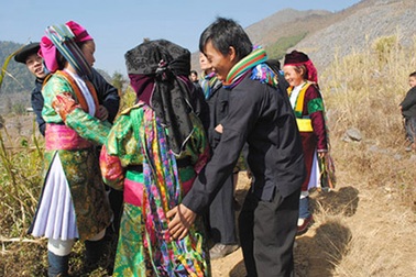 Lên vùng cao xem trai gái “vỗ mông” tỏ tình 