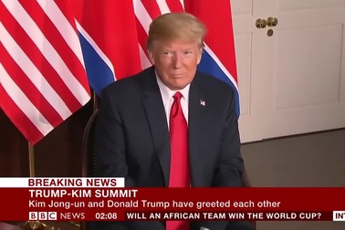 Những khoảnh khắc thân mật đầu tiên giữa ông Trump và ông Kim Jong-un