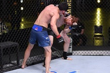 Võ sĩ suýt bị hạ gục vì nhầm tưởng hiệp đấu đã kết thúc