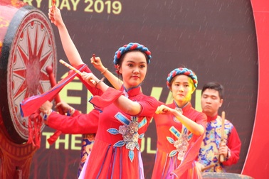 Đông đảo du khách đến với Ngày thơ Việt Nam