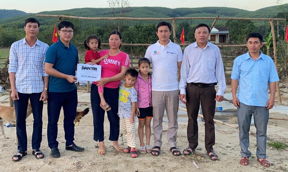 Gia đình bị lũ cuốn trôi nhà được bạn đọc giúp đỡ gần 200 triệu đồng - 3 Gia đình bị lũ cuốn trôi nhà được bạn đọc giúp đỡ gần 200 triệu đồng - 3