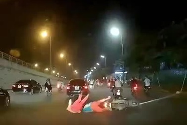 Phẫn nộ ô tô đi ẩu, gây tai nạn cho xe máy rồi thản nhiên bỏ đi