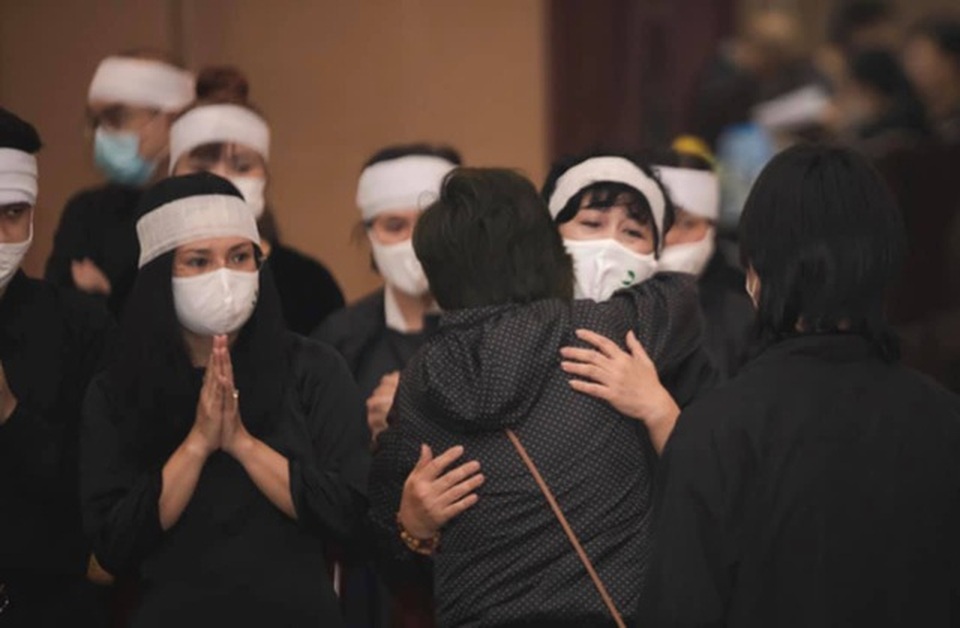Minh Hằng đau đớn: Chồng mất chưa đầy 49 ngày, lại chịu nỗi đau mất cha - 2 Minh Hằng đau đớn: Chồng mất chưa đầy 49 ngày, lại chịu nỗi đau mất cha - 2