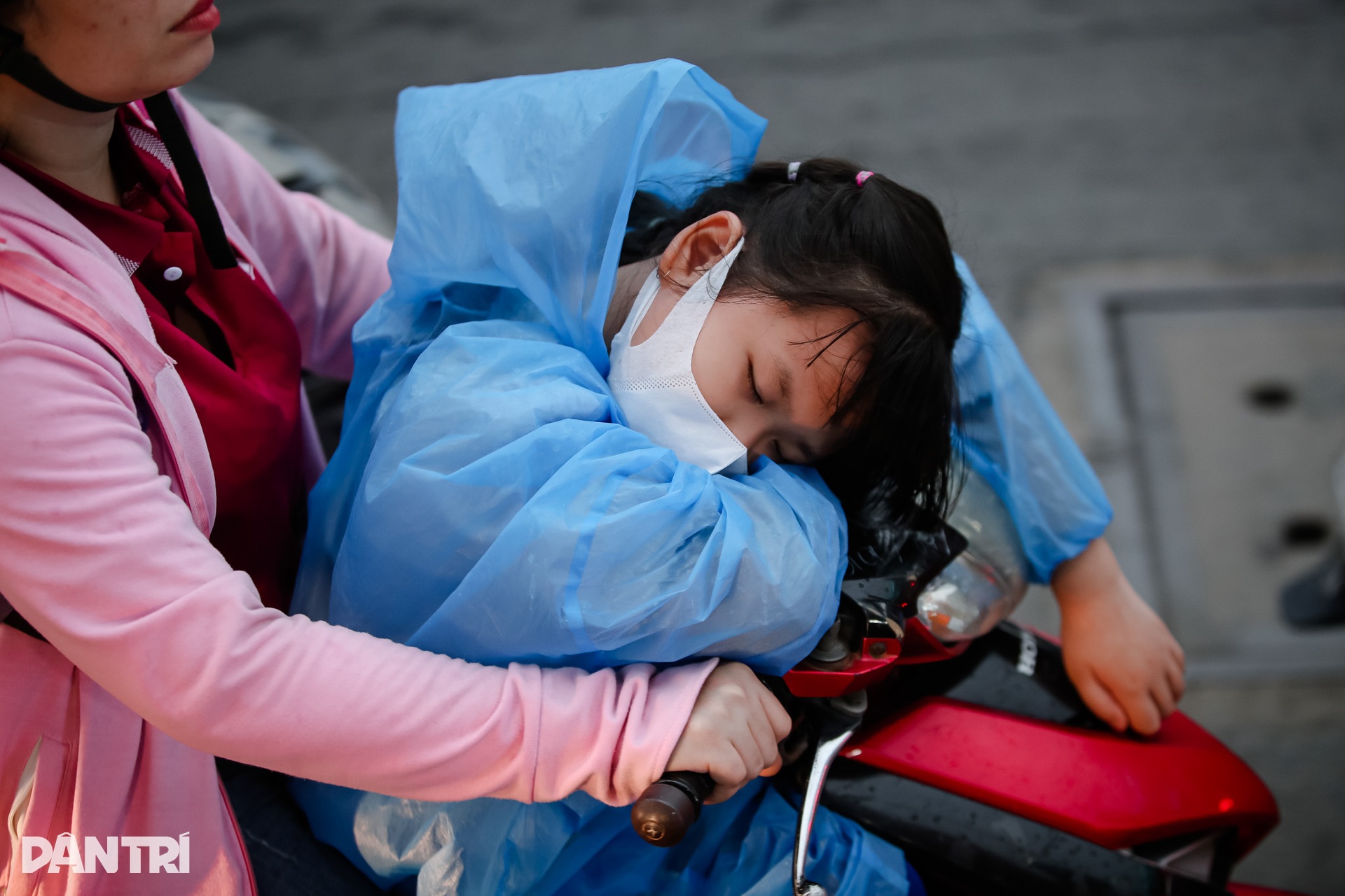 Người dân ở TPHCM vạ vật, nhích từng chút trên đường về quê nghỉ lễ - 8