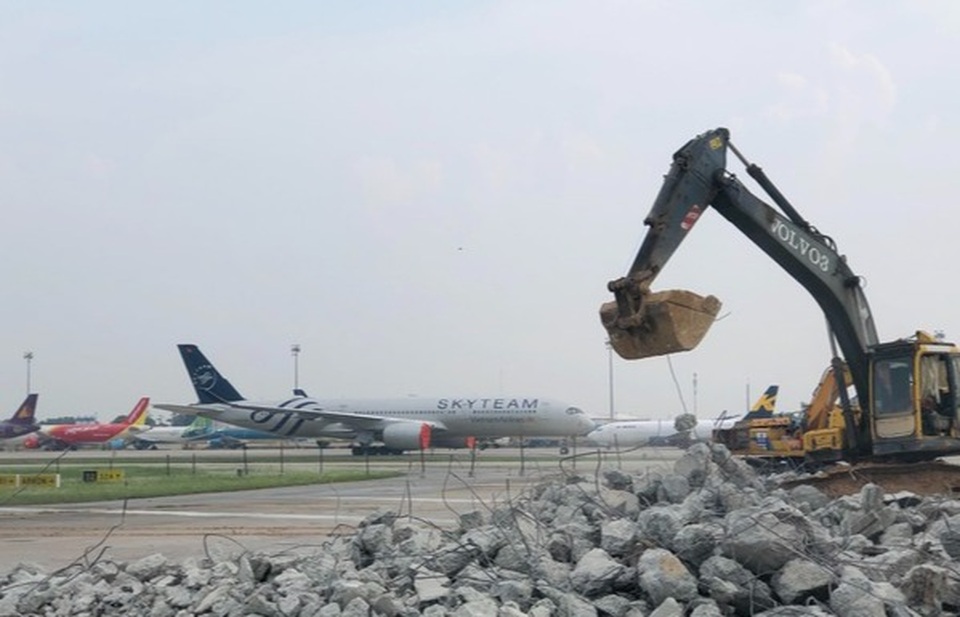 Sắp giải cứu xong đường băng sân bay Nội Bài theo lệnh khẩn cấp - 1 Sắp giải cứu xong đường băng sân bay Nội Bài theo lệnh khẩn cấp - 1