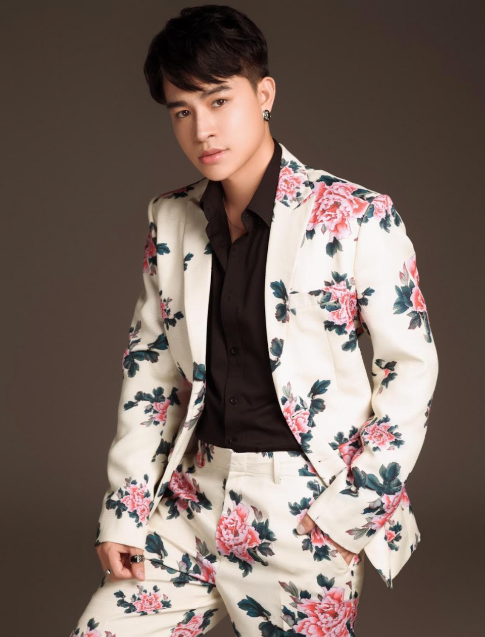 Giọng ca phi giới tính Trần Tùng Anh ra MV đầu tay về mẹ - 3 Giọng ca phi giới tính Trần Tùng Anh ra MV đầu tay về mẹ - 3