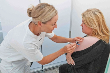 Quốc gia đầu tiên trên thế giới tạm ngừng tiêm vaccine Covid-19