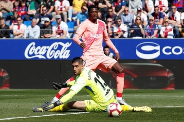 Hòa đội cuối bảng, Barcelona chỉ còn hơn Atletico 9 điểm
