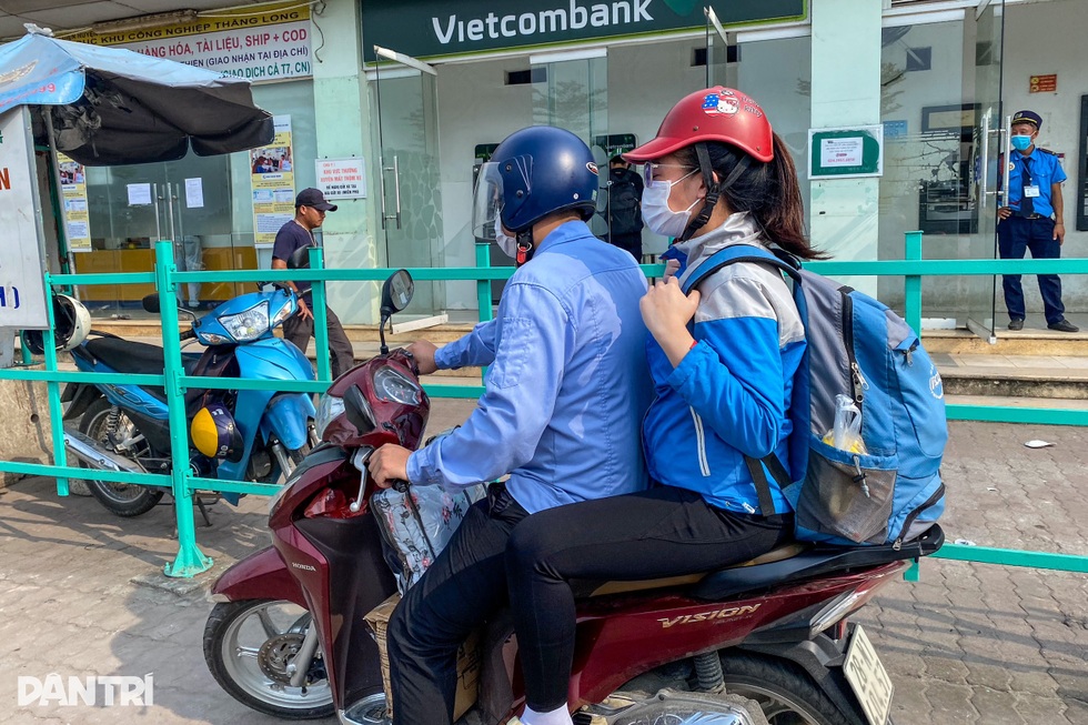 Tiếc 1 triệu đồng về xe khách, công nhân vượt rét đi xe máy 5 giờ về quê - 4