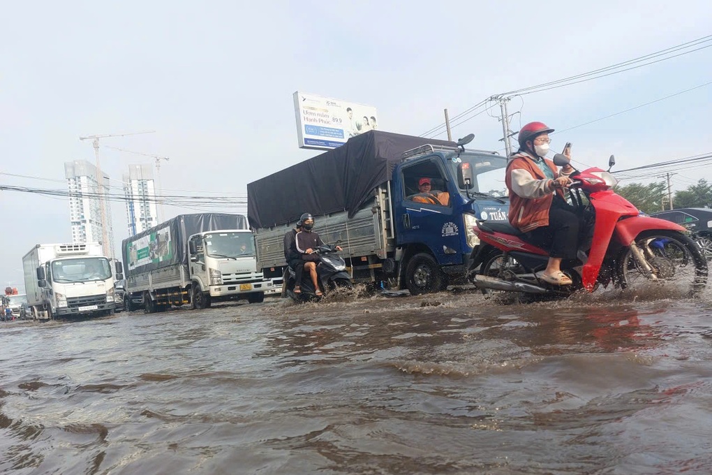 Hồ Dầu Tiếng xả lũ đợt 8 đến 200m3/s, cảnh báo vùng ven sông Sài Gòn - 1 Hồ Dầu Tiếng xả lũ đợt 8 đến 200m3/s, cảnh báo vùng ven sông Sài Gòn - 1