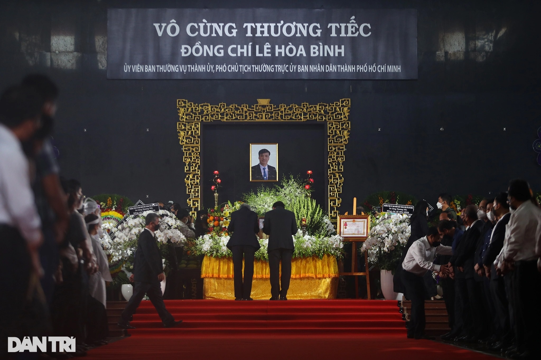 Người dân TPHCM tiễn đưa Phó Chủ tịch Lê Hòa Bình về nơi an nghỉ cuối cùng - 1 Người dân TPHCM tiễn đưa Phó Chủ tịch Lê Hòa Bình về nơi an nghỉ cuối cùng - 1