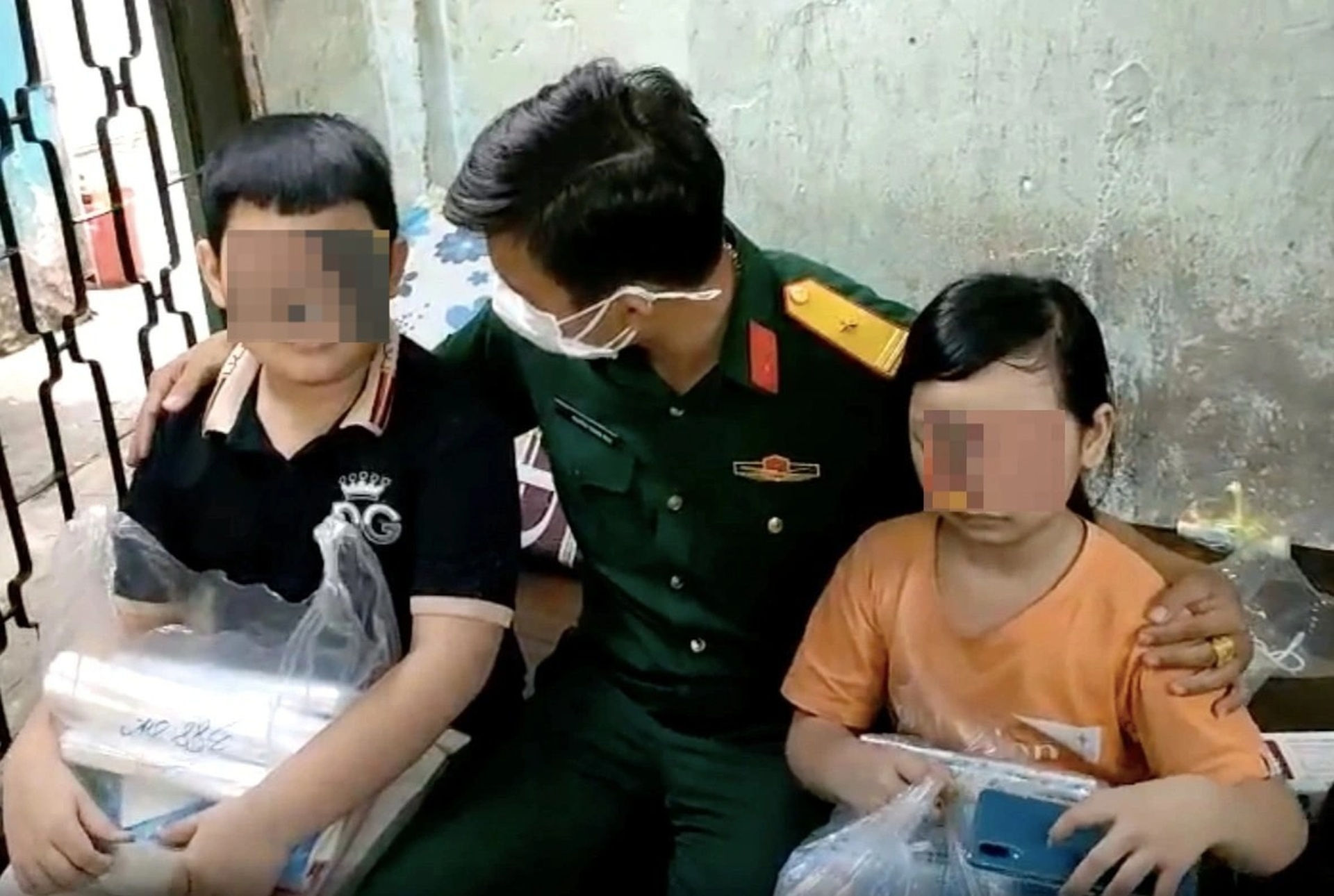 Hình ảnh người đàn ông chở tro cốt vợ vượt hàng trăm km lay động lòng người - 4 Hình ảnh người đàn ông chở tro cốt vợ vượt hàng trăm km lay động lòng người - 4