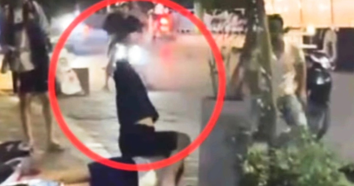 Nam sinh 19 tuổi bị đánh hội đồng trên phố ở Hà Nội