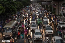 Phố Hà Nội ngập sâu trong nước, đường về nhà xa quá xa...