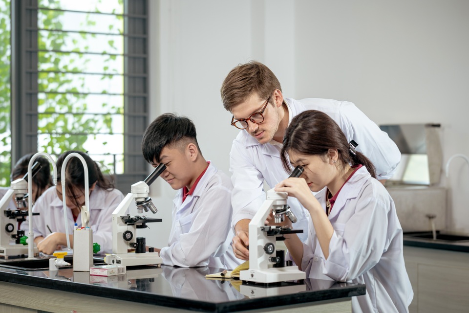 Vai trò của nhà trường trong hành trình phát triển của trẻ dưới góc nhìn của phụ huynh - 2 Vai trò của nhà trường trong hành trình phát triển của trẻ dưới góc nhìn của phụ huynh - 2