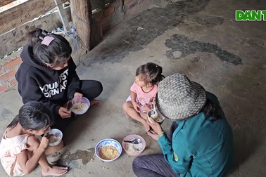 Thương 3 đứa trẻ chia nhau gói mì tôm trong bữa cơm trưa