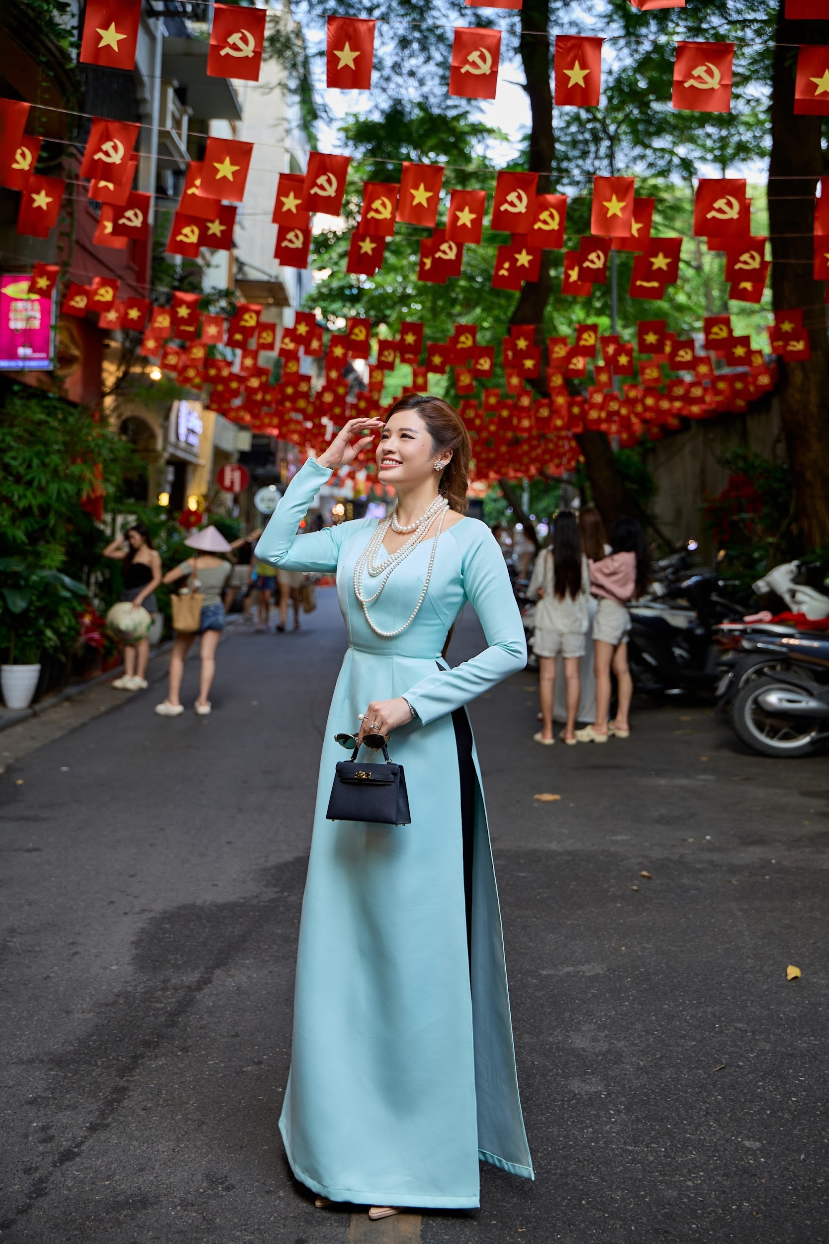 Phan Hoàng Thu diện áo dài giữa không khí Hà Nội rực rỡ cờ hoa - 2
