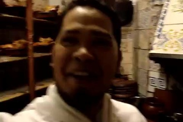 Đầu bếp hướng dẫn cách chế biến món lợn sữa truyền thống của nhà hàng.