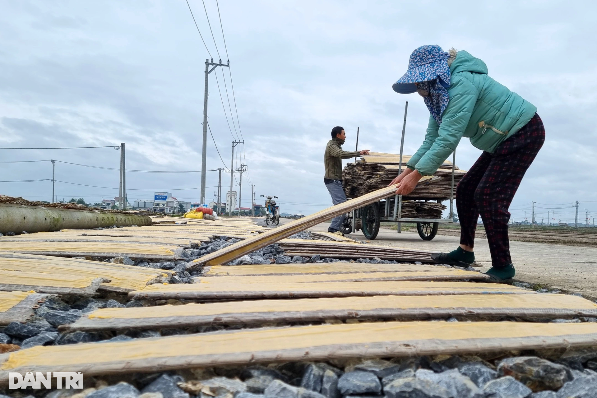 Huy động cả làng làm bánh tráng từ sáng đến khuya để phục vụ Tết - 3 Huy động cả làng làm bánh tráng từ sáng đến khuya để phục vụ Tết - 3