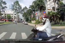 Vượt đèn đỏ đâm ô tô, "Ninja" xe máy không ngừng gây bất ngờ