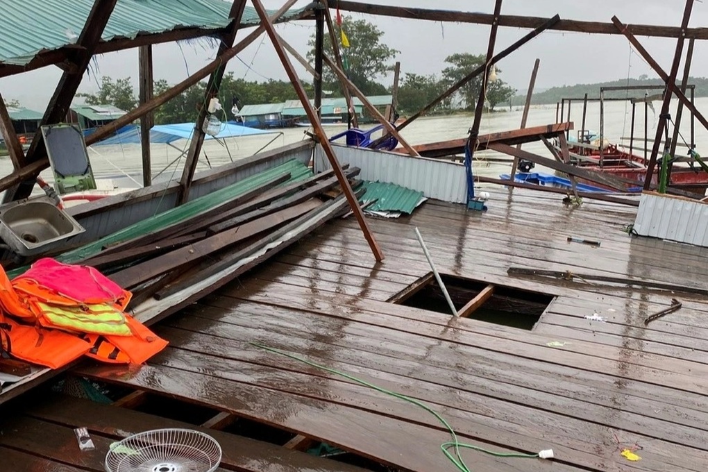 Mưa lớn kèm dông lốc thổi bay nhiều nhà bè, lồng cá ở Quảng Ngãi - 2 Mưa lớn kèm dông lốc thổi bay nhiều nhà bè, lồng cá ở Quảng Ngãi - 2
