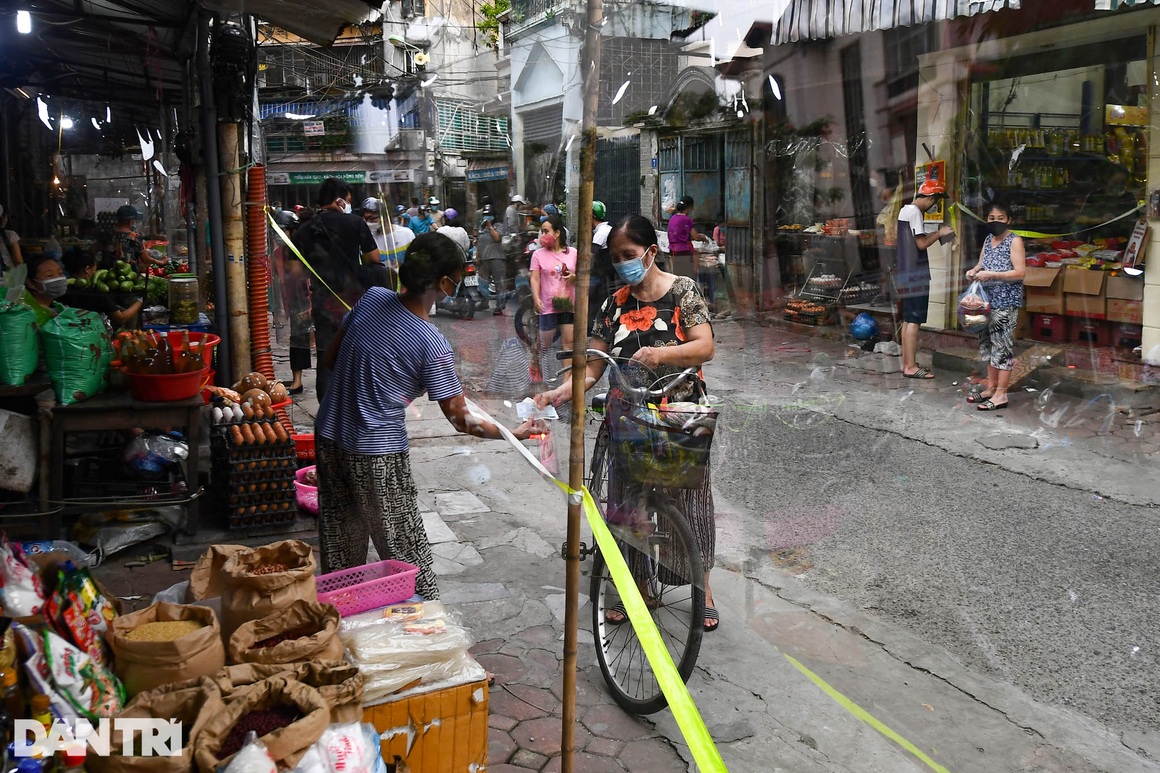 Độc đáo những phương pháp phòng dịch tại các chợ dân sinh ở Hà Nội - 8 Độc đáo những phương pháp phòng dịch tại các chợ dân sinh ở Hà Nội - 8