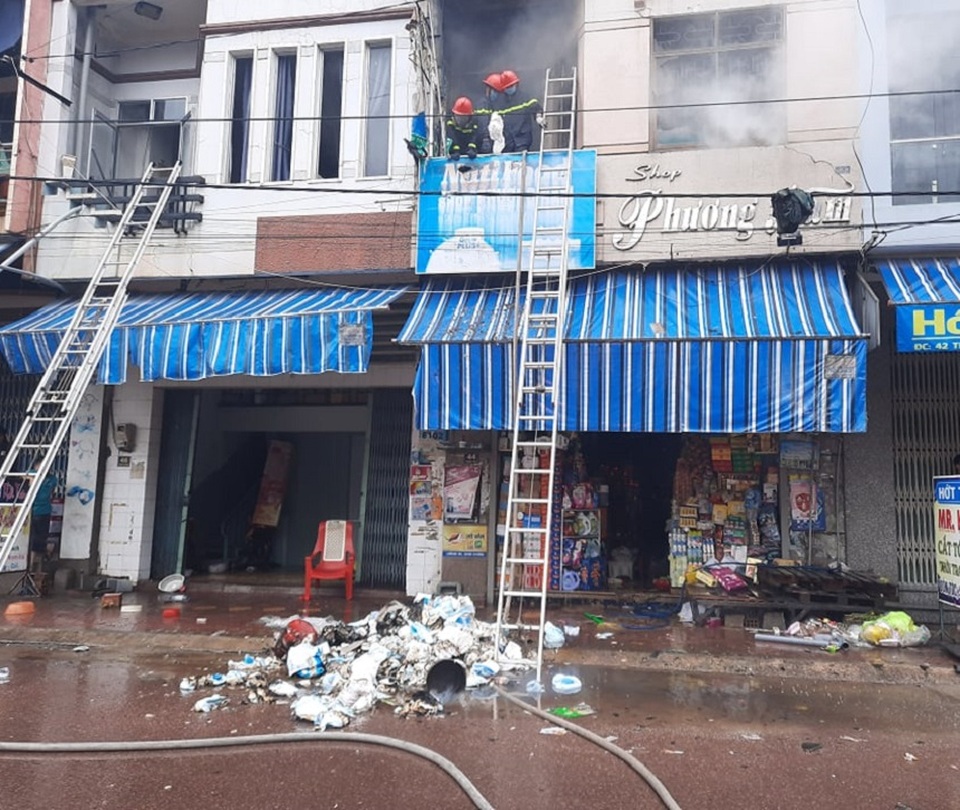Liên tiếp 2 nhà dân bốc cháy trong bão số 12 - 1 Liên tiếp 2 nhà dân bốc cháy trong bão số 12 - 1