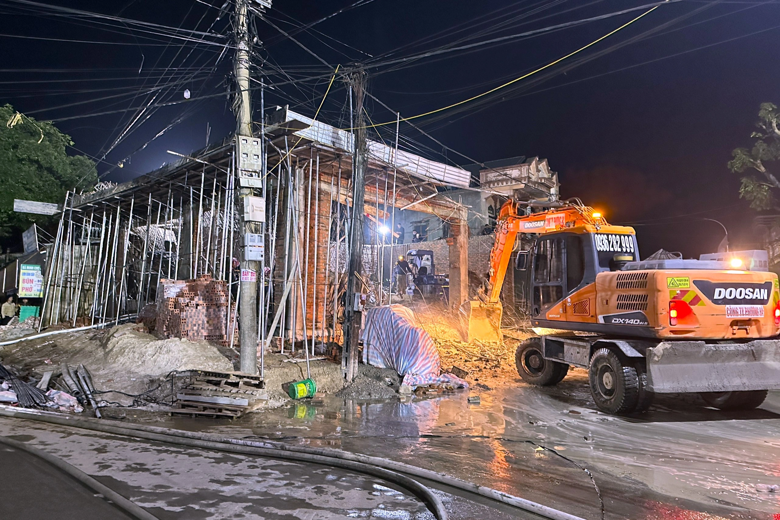 Cảnh sát dò âm, cắt thép, đào bê tông tìm nạn nhân vụ sập giàn giáo - 1