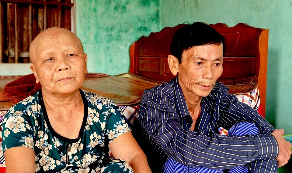 Thương người phụ nữ ngày chăm bố mẹ chồng bệnh tật, tối đi mò cua kiếm tiền - 3 Thương người phụ nữ ngày chăm bố mẹ chồng bệnh tật, tối đi mò cua kiếm tiền - 3