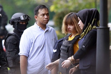 Vì sao nghi phạm Đoàn Thị Hương phải mặc áo chống đạn khi rời tòa?