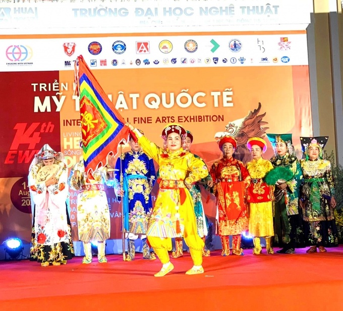 Biểu diễn hầu đồng và trình diễn trang phục của các giá đồng thuộc di sản Thực hành tín ngưỡng thờ Mẫu Tam phủ của người Việt tại khuôn khổ chương trình Hội thảo ở Huế gây bức xúc