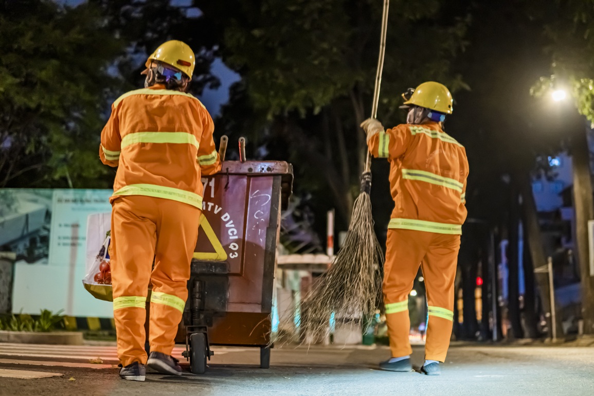 Đời công nhân quét đường, bố mẹ đi làm, con trẻ cũng không có Tết - 5 Đời công nhân quét đường, bố mẹ đi làm, con trẻ cũng không có Tết - 5