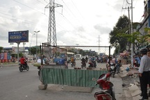 Chạy đón xe buýt, người đàn ông lọt xuống hố ga tử vong