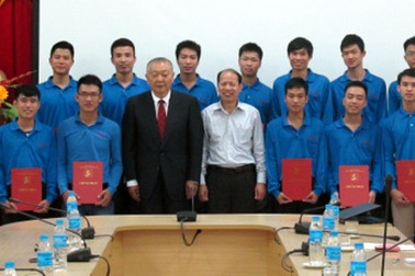 12 kỹ thuật viên ngoại thất tường, mái nhà sắp sang làm việc tại Nhật Bản