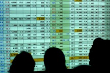 Chứng khoán đầu tuần dần hồi phục, SBT, SCR vẫn giảm sàn