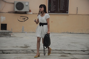 Nhiều thí sinh thi năng khiếu sử dụng điện thoại ngay trước cửa phòng thi